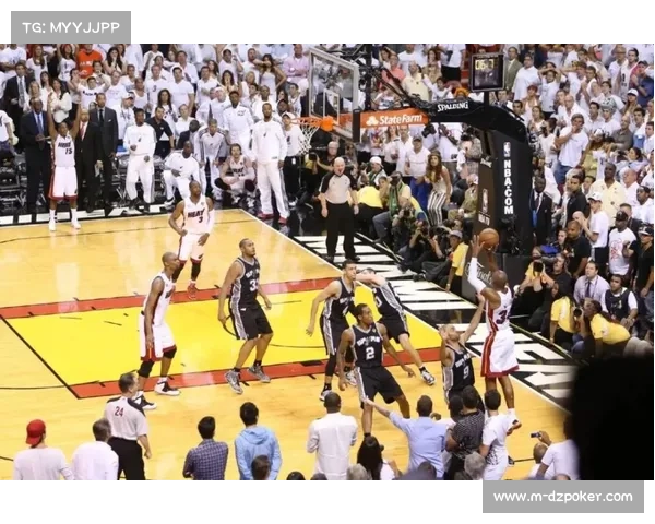 迈尼昂从容控球展现门神风范成为球队后场安全屏障